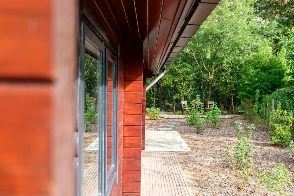 Spacious Wooden Cottage With Infra-Red Sauna At Veluwe Putten Exteriör bild