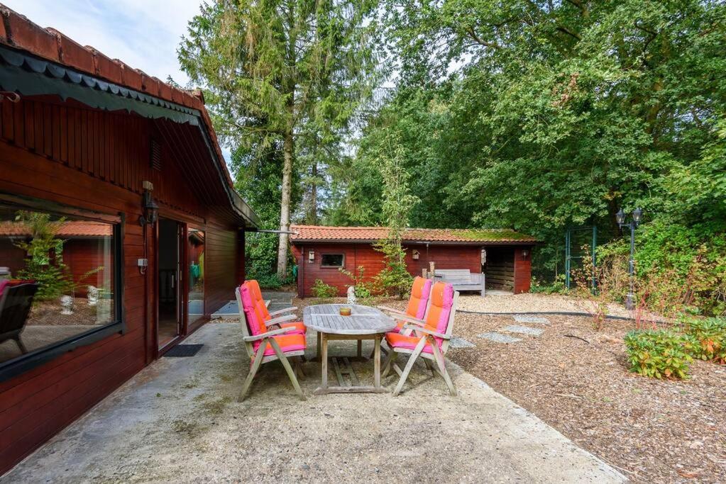Spacious Wooden Cottage With Infra-Red Sauna At Veluwe Putten Exteriör bild