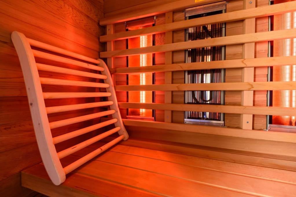 Spacious Wooden Cottage With Infra-Red Sauna At Veluwe Putten Exteriör bild