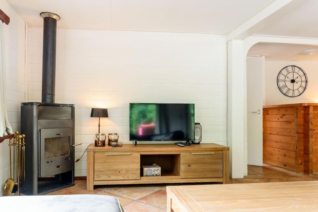 Spacious Wooden Cottage With Infra-Red Sauna At Veluwe Putten Exteriör bild