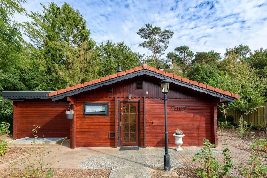 Spacious Wooden Cottage With Infra-Red Sauna At Veluwe Putten Exteriör bild