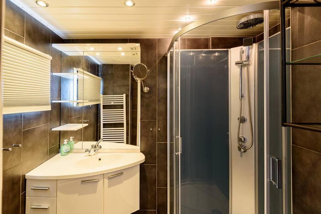 Spacious Wooden Cottage With Infra-Red Sauna At Veluwe Putten Exteriör bild