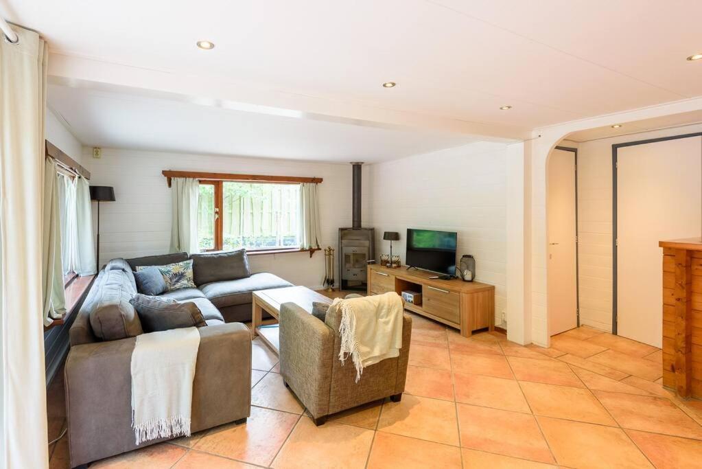 Spacious Wooden Cottage With Infra-Red Sauna At Veluwe Putten Exteriör bild