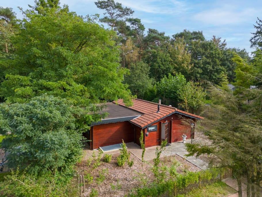 Spacious Wooden Cottage With Infra-Red Sauna At Veluwe Putten Exteriör bild