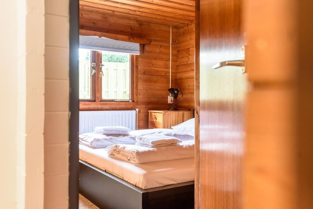 Spacious Wooden Cottage With Infra-Red Sauna At Veluwe Putten Exteriör bild