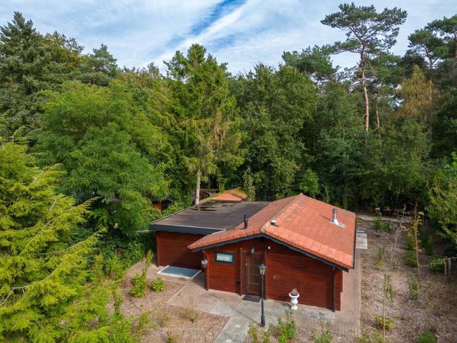 Spacious Wooden Cottage With Infra-Red Sauna At Veluwe Putten Exteriör bild