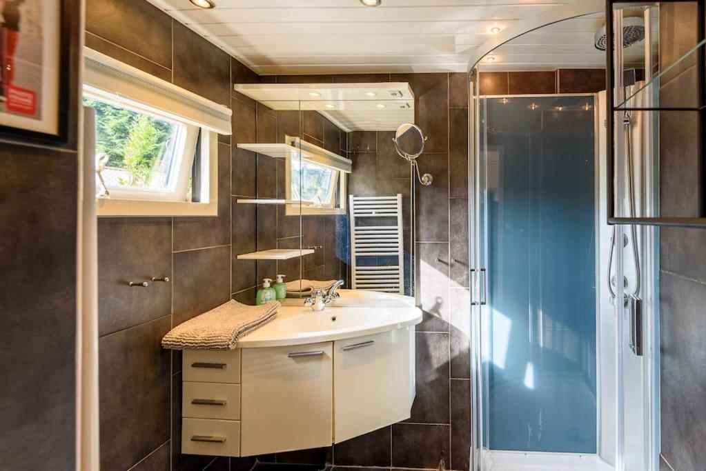 Spacious Wooden Cottage With Infra-Red Sauna At Veluwe Putten Exteriör bild